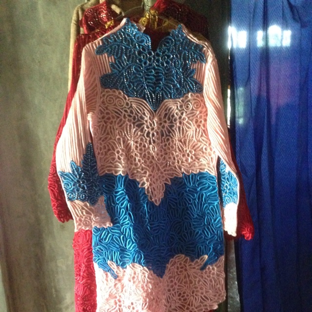 Baju kerajinan sulam usus