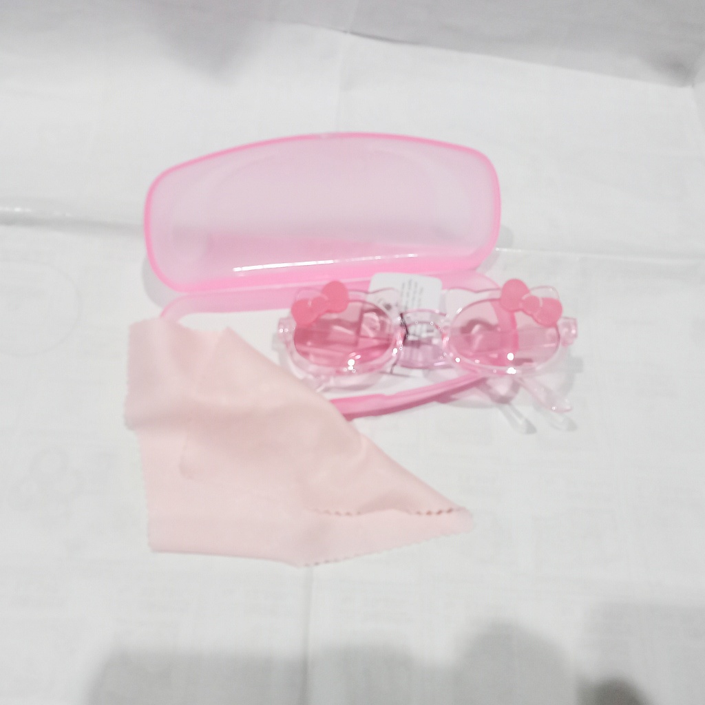 kacamata anak model Hello Kitty murah fashion bagus helo kity kucing lucu saat di foto studio atau liburan-pink + box