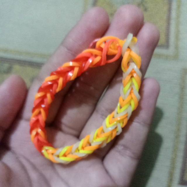 Gelang karet warna-warni