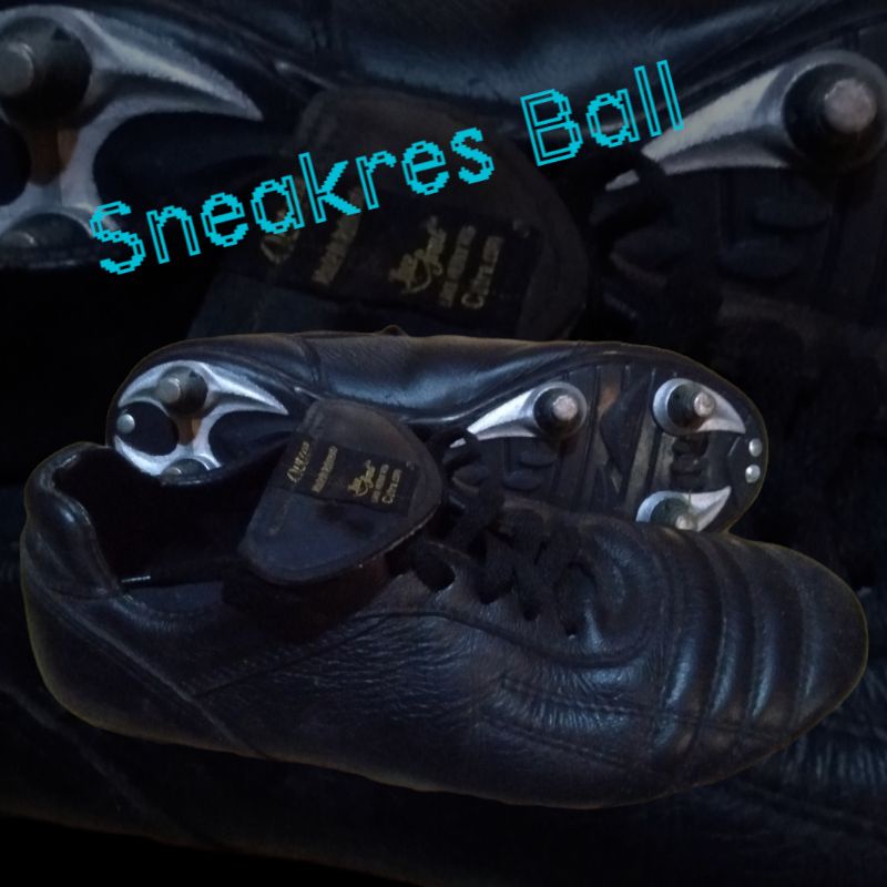 sepatu bola kulit hitam polos