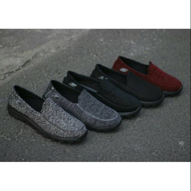 Sepatu Skechers slip on Pria, free kaos kaki