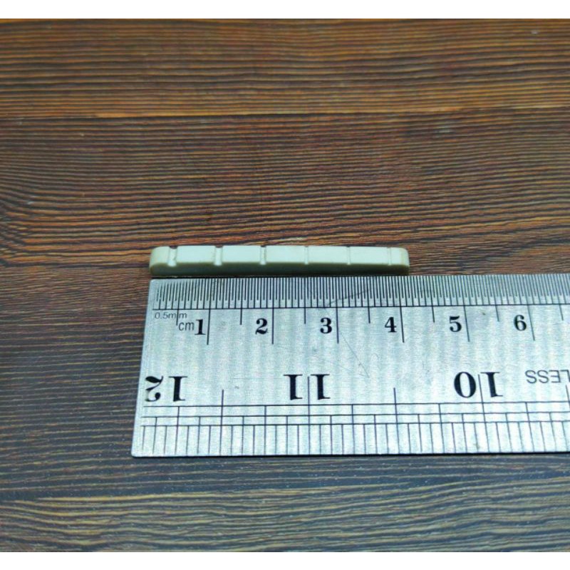 Nut Slotted Stratocaster 42mm Fender Squier Style Putih