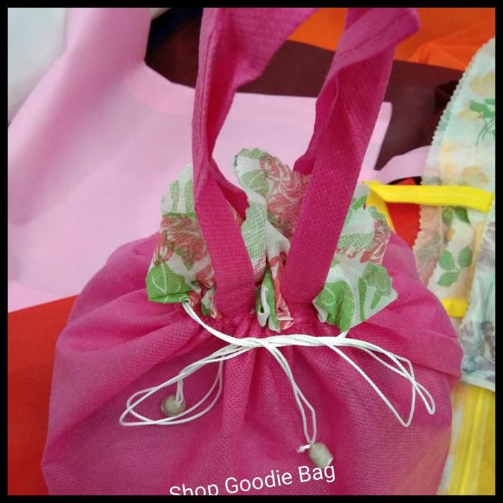 

Tas Spunbond Serut Uk 22X22 / Goodie Bag / Tas Kain Polos Garansi Resmi
