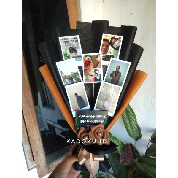 

(7 foto) Buket foto/buket foto polaroid/buket foto kpop/buket polaroid/buket/buket kado/buket flanel / ceak foto polaroid / foto 2r / hampers / hadiah wisuda / hadiah ultah / buket snack