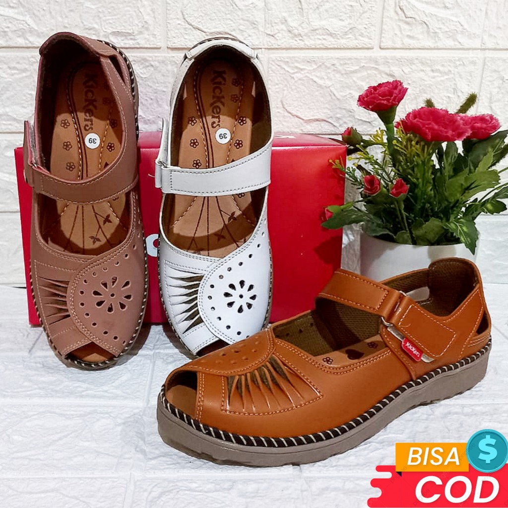 Sepatu Sandal Wanita Kickers Kulit Sintetis Kasual Slip On Terbaru Warna Tan Putih Salem