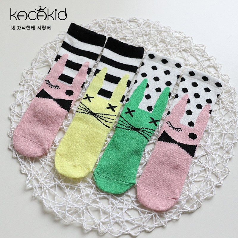 Kaos Kaki dengan  Bahan Katun Motif  Garis  Garis  dan  Gambar  