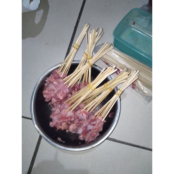 

Sate daging kelinci mentah + bumbu terpisah