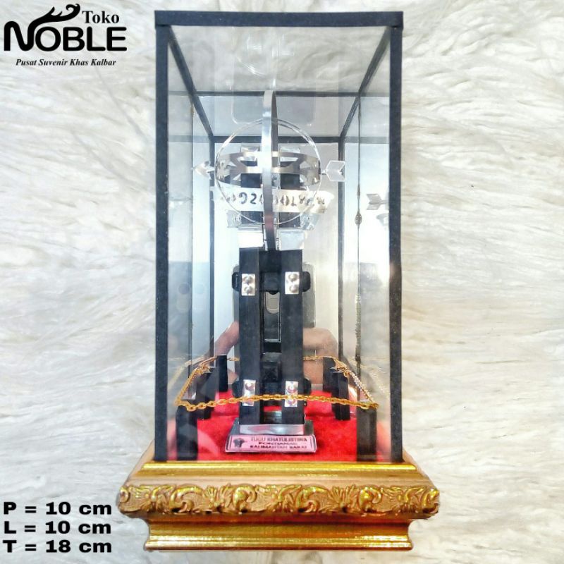 Miniatur Tugu Khatulistiwa