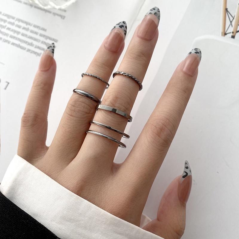 Set Perhiasan Cincin Jari Bentuk Ular Aksen Kristal Hati Warna Hitam Gaya Retro Untuk Wanita