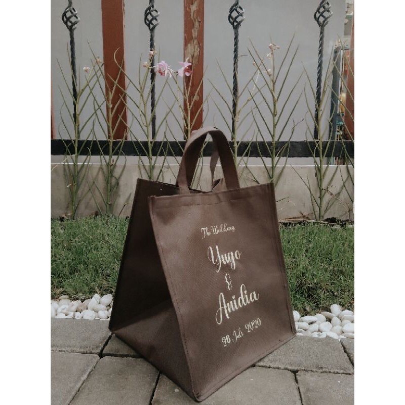 

Tas box nasi uk 22 / Tas spunbond box uk 22 x 22 x 30 / goodibag spunbond box / tas kotak nasi
