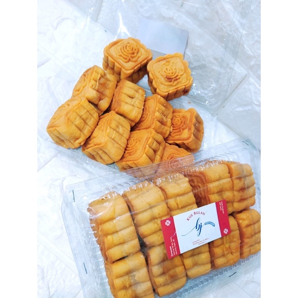 

KUE BULAN MOON CAKE TAHAN 3 BULAN EMPUK MANIS KACANG HIJAU COKLAT isi 10pcs MOONCAKE PIA TAHAN LAMA