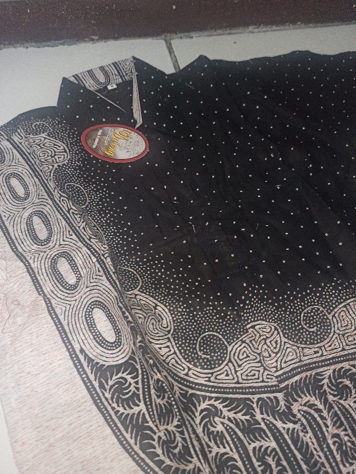 Kemeja Batik Modern Pria Lengan Pendek M L Xl Motif Hitam Putih Cream