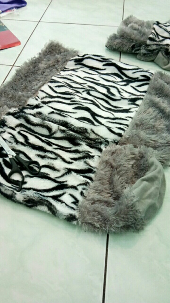 Kain Bulu Rasfur Bantal Guling Siap Di-isi (net Rp.8500)