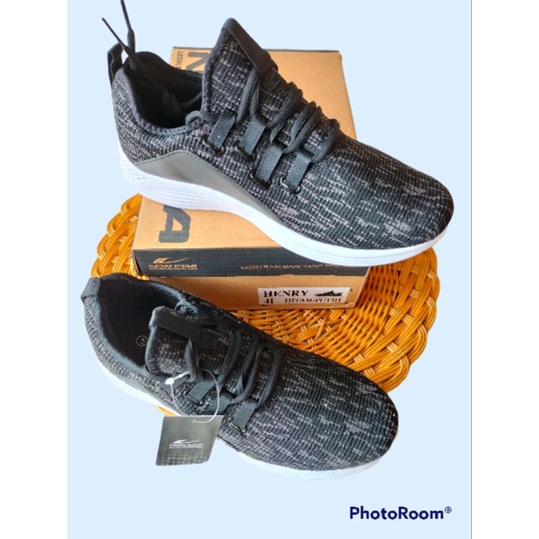 SEPATU NEW ERA HITAM PUTIH