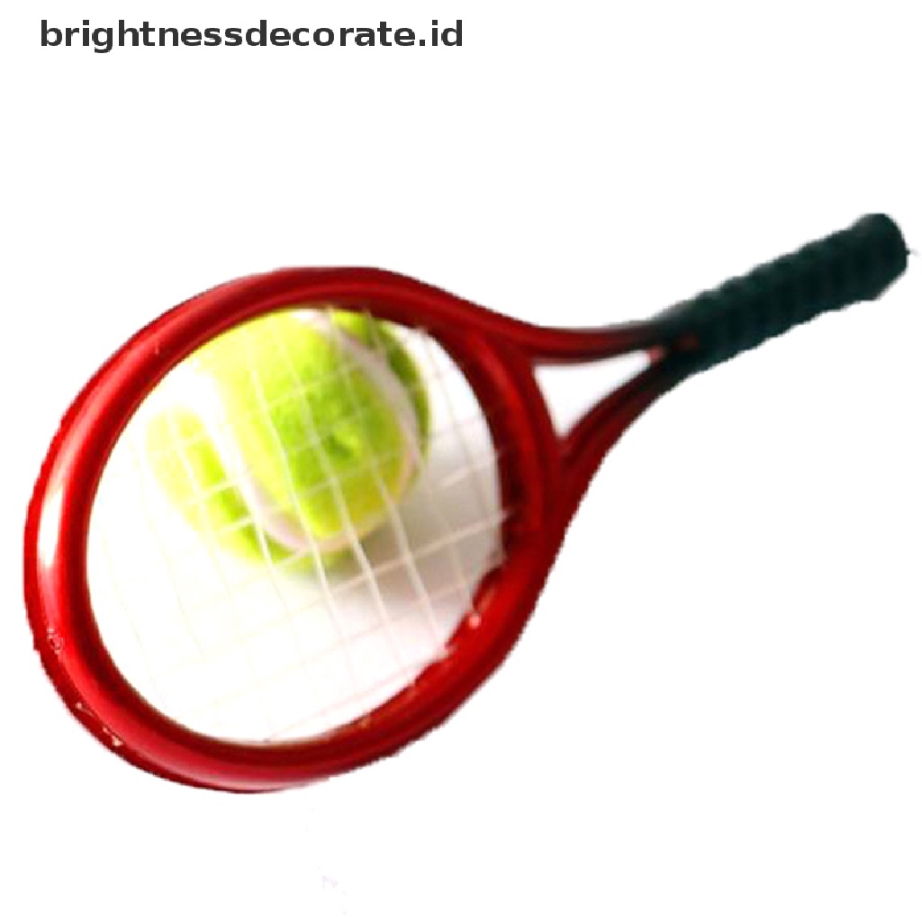 (Birth) 2pcs Miniatur Raket Tenis + Bola Skala 1: 6 1: 12 Untuk Aksesoris Rumah Boneka