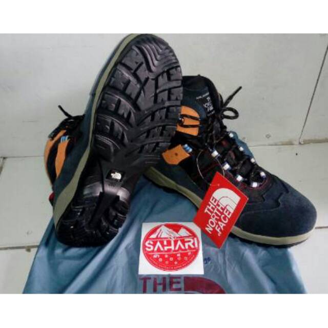 Sepatu gunung waterproof