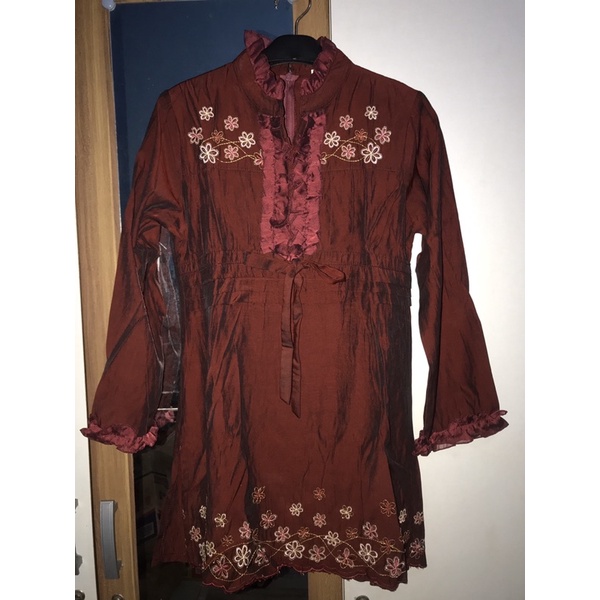 Baju blouse merah gradasi aksen bunga mirip corniche