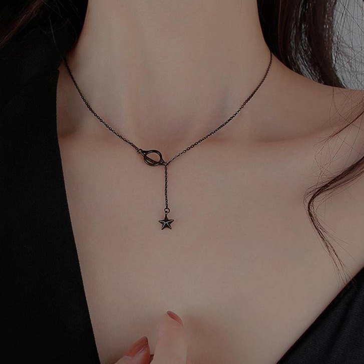 Kalung Choker Pendek Liontin Planet Bintang Alam Semesta Warna Hitam Gaya Punk Untuk Wanita