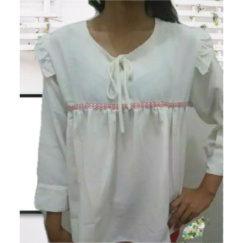 Blouse putuh wanita pita renda dada