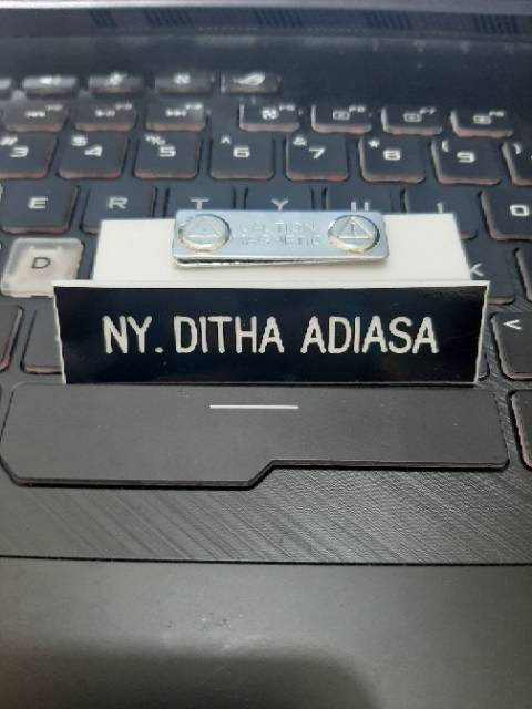 Nametag Gravir papan nama