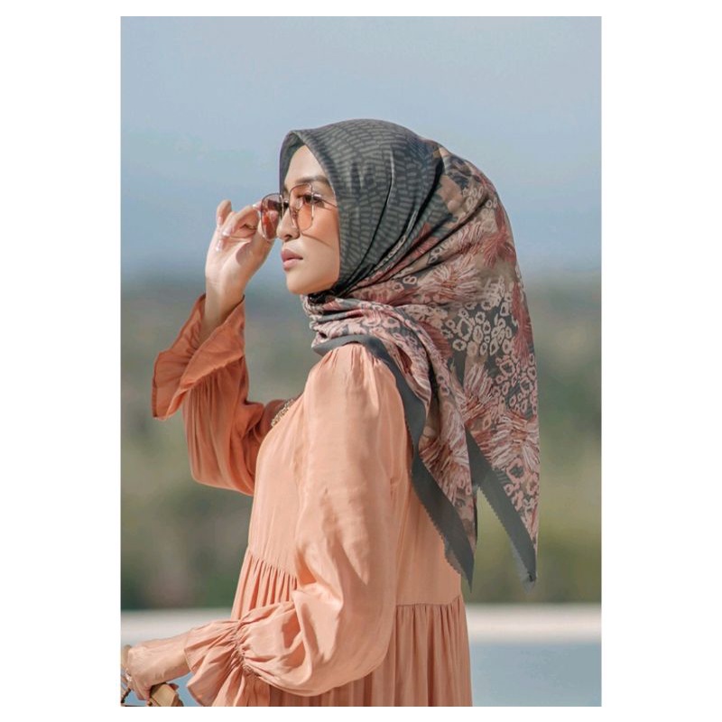 Buttonscarves Les Amities - Pine - Satin