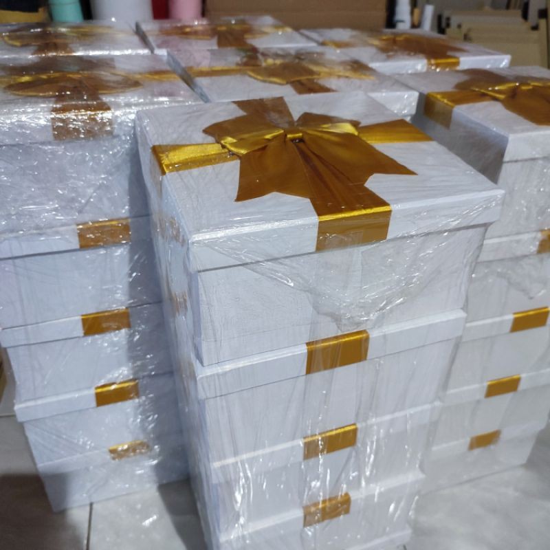 HARDBOX KOTAK KADO SPESIAL HAMPERS HADIAH ULTAH GIFT BOX PUTIH PITA SATIN GOLD