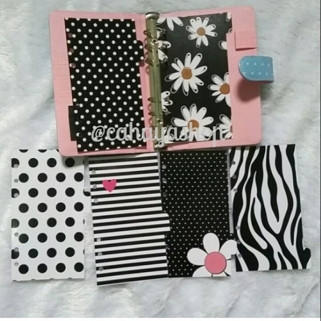 

Pembatas Binder Black & White