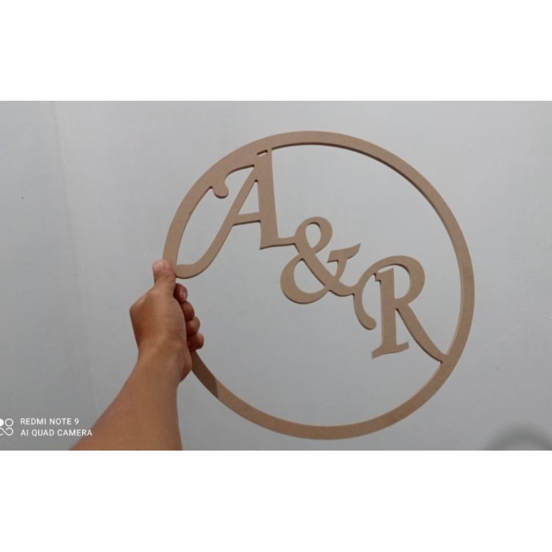 huruf kayu inisial lingkaran