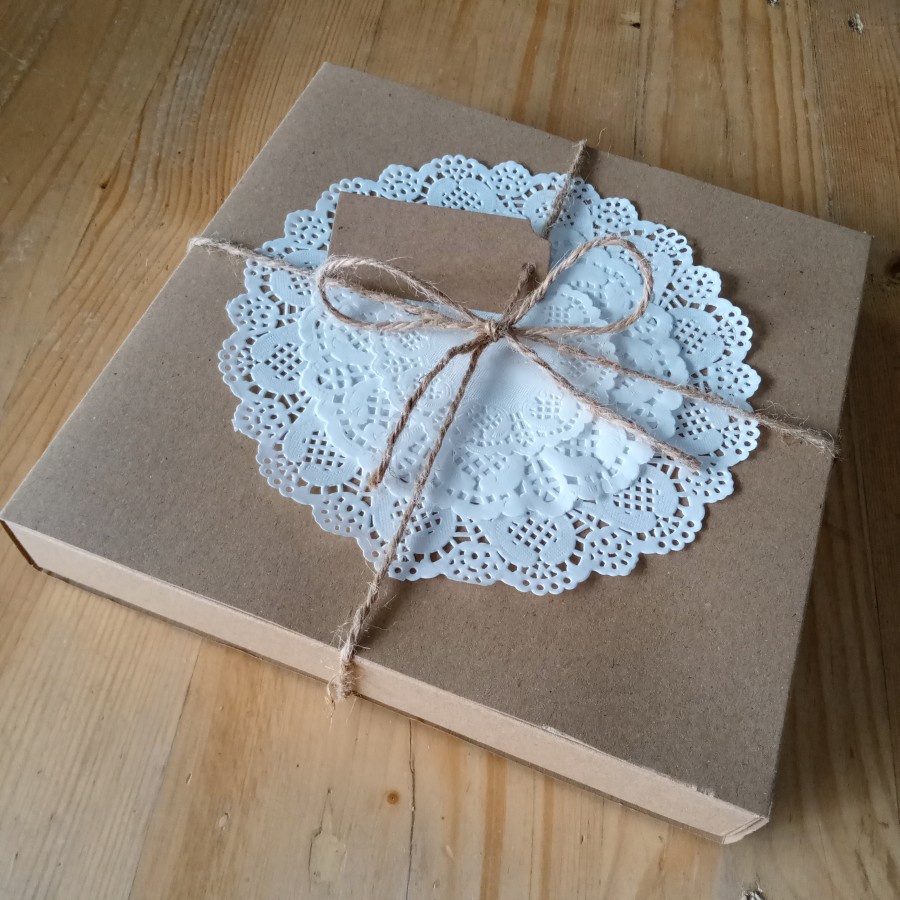 

Sliding Box Kotak Kado Gift Box Kotak Souvenir Hampers Packaging Kardus Kemasan Coklat 23,5x23,5x3,5