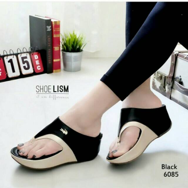 Sandal Wedges Wanita Crocodile Hitam