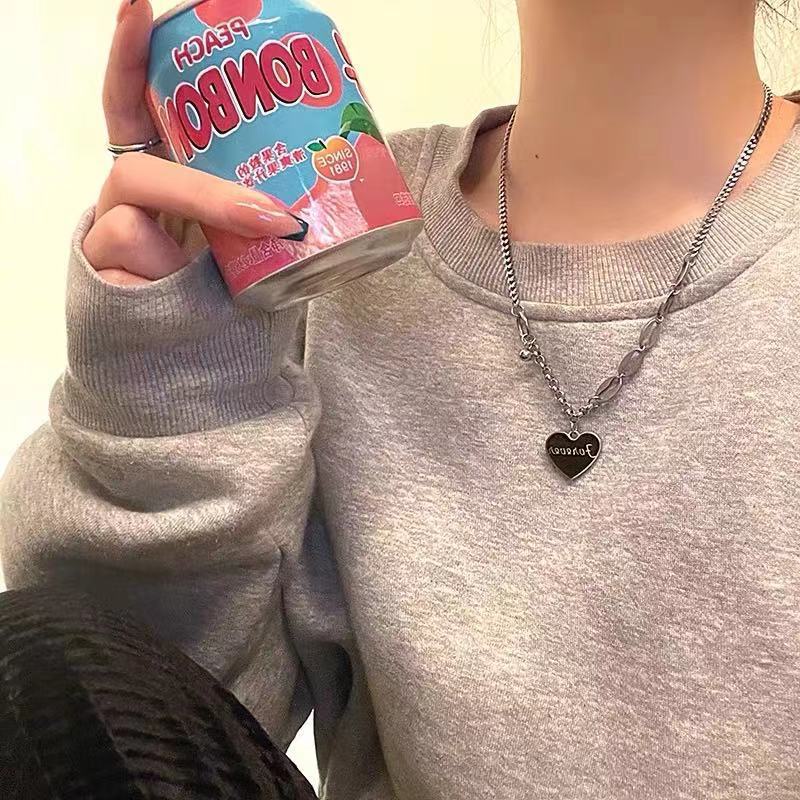 Kalung Rantai Klavikula Liontin Tulisan Love Bahan Titanium Steel Warna Hitam Gaya Hip Hop Korea Untuk Wanita