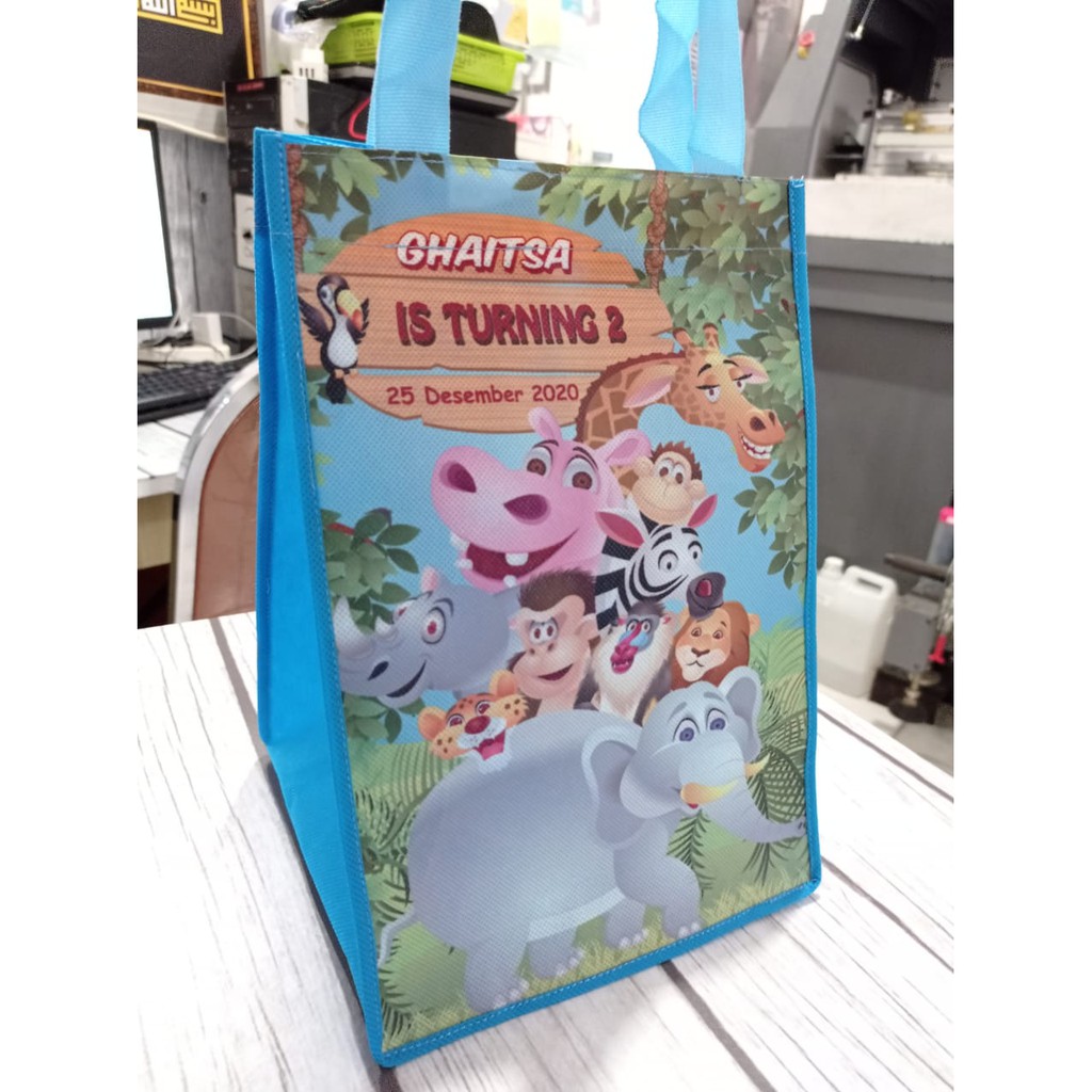 

Tas Spundbond Custom Hampers Ultah Design Printing Surabaya