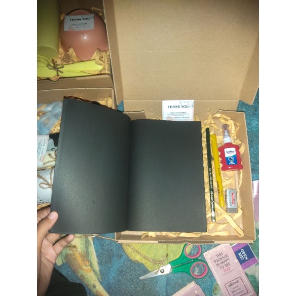 

HAMPERS/KADO UNIK/KADO CEWEK/GIFTBOX STUDY DIARY KERTAS HITAM