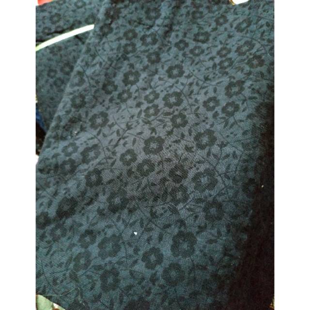 

Emboss hitam motif bunga