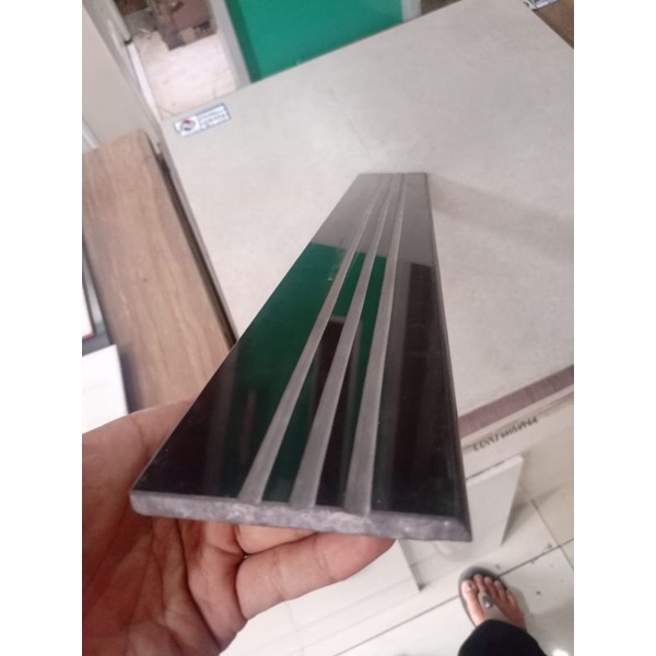 Plin Granit 10x60 hitam