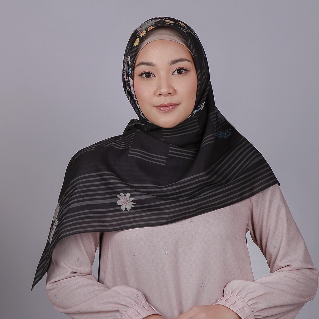 Zoya Kerudung Jilbab Motif Segiempat Ruella Scraf