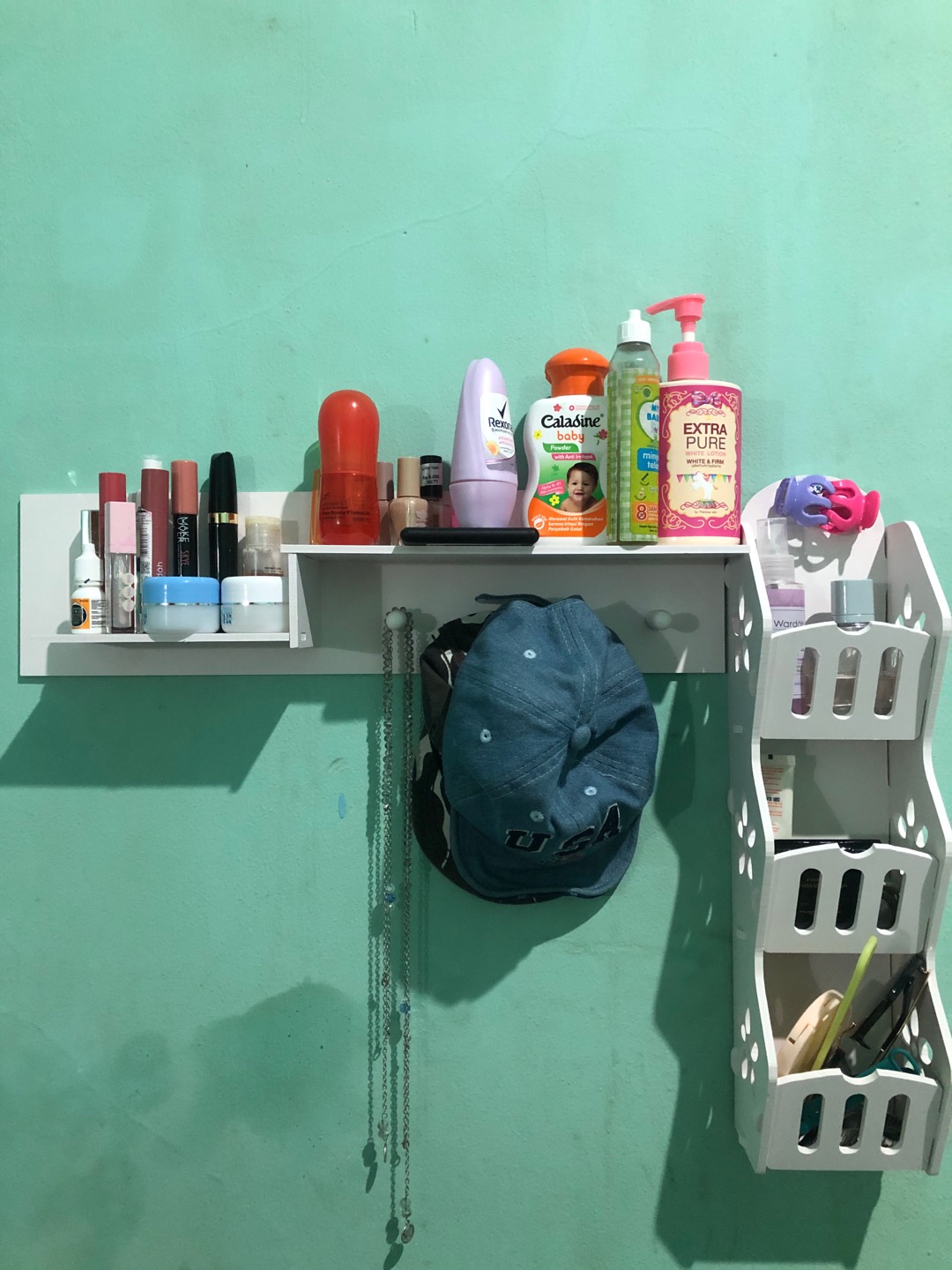 Rak Dinding Dekoratif Mini Dengan 3 Hook Untuk Pajangan