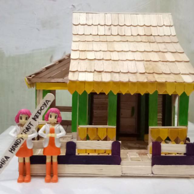 Zahra miniatur Rumah adat Betawi
