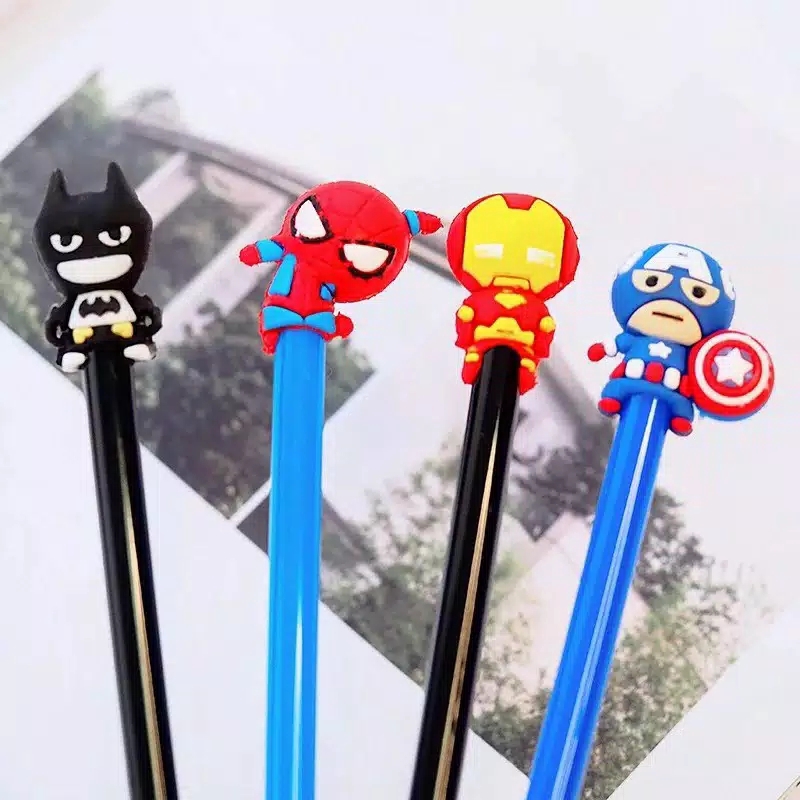 

GALYA❤️ PULPEN SUPER HERO LUCU BATMAN SPIDERMAN IRONMAN CAPTAIN AMERICA BALLPOINT BOLPEN PENA KARAKTER