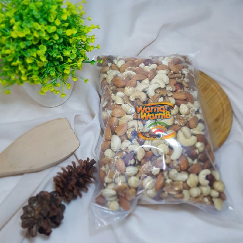 

Kacang Mix Nut Panggang / roasted mix nut (almond, hazelnut, mete, walnut ) 500g