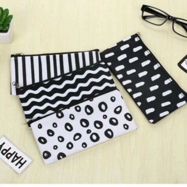 

Tempat Pensil Kanvas Black n White