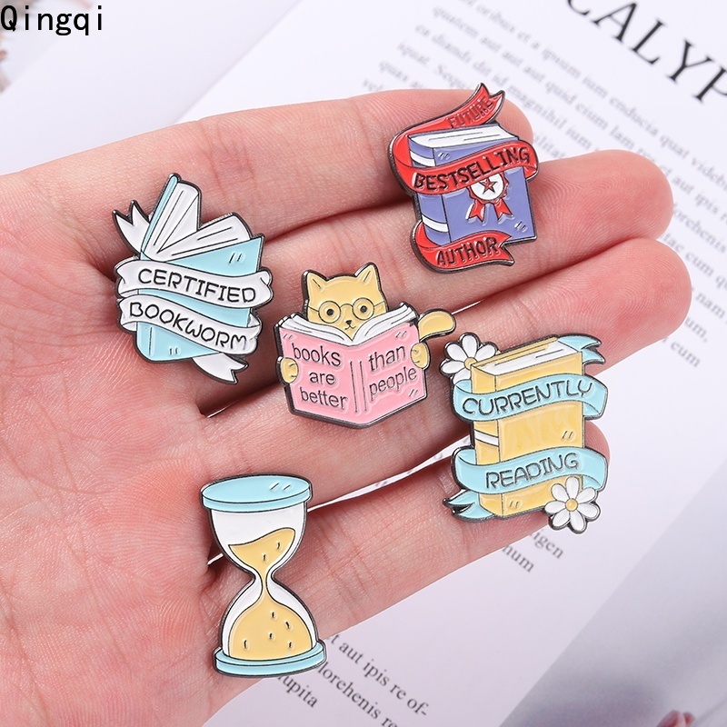 Bros Pin Enamel Desain Buku / Jam Pasir / Quote / Spanduk Kreatif Aksesoris Wanita