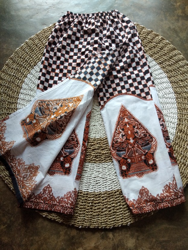 Kain Batik Solo Motif Gunungan Wayang Catur Warna Coklat Putih