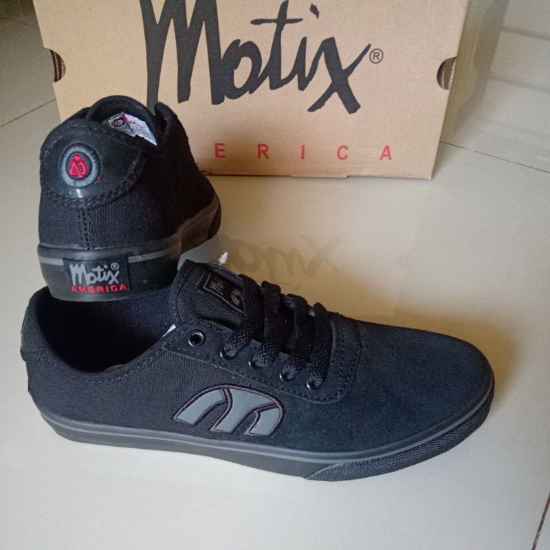 MOTIX America and Adio Sepatu sekolah