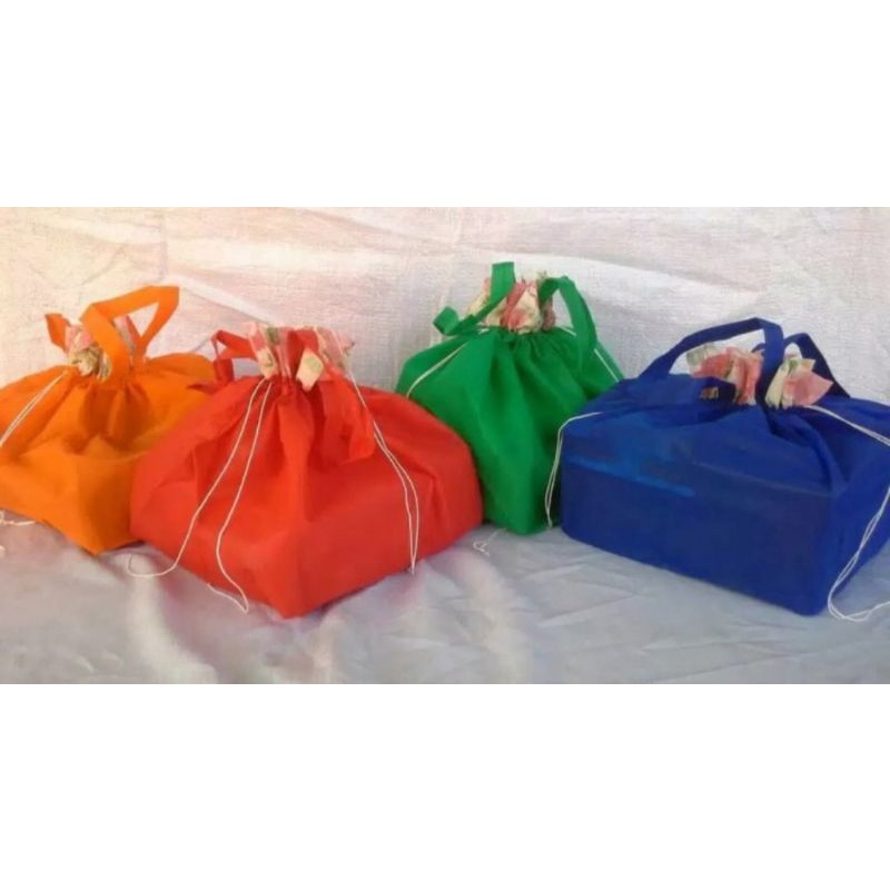 

Tas Kain Serut / Goodie Bag / Spunbond Uk. 18x18 20x20 22x22 cm