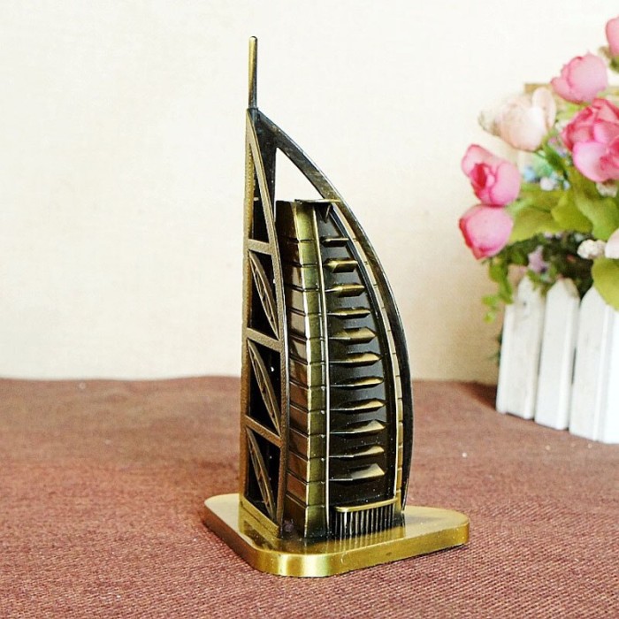 Souvenir Dubai Burj Al Arab Hotel Miniatur Meja 15CM Logam Oleh-Oleh