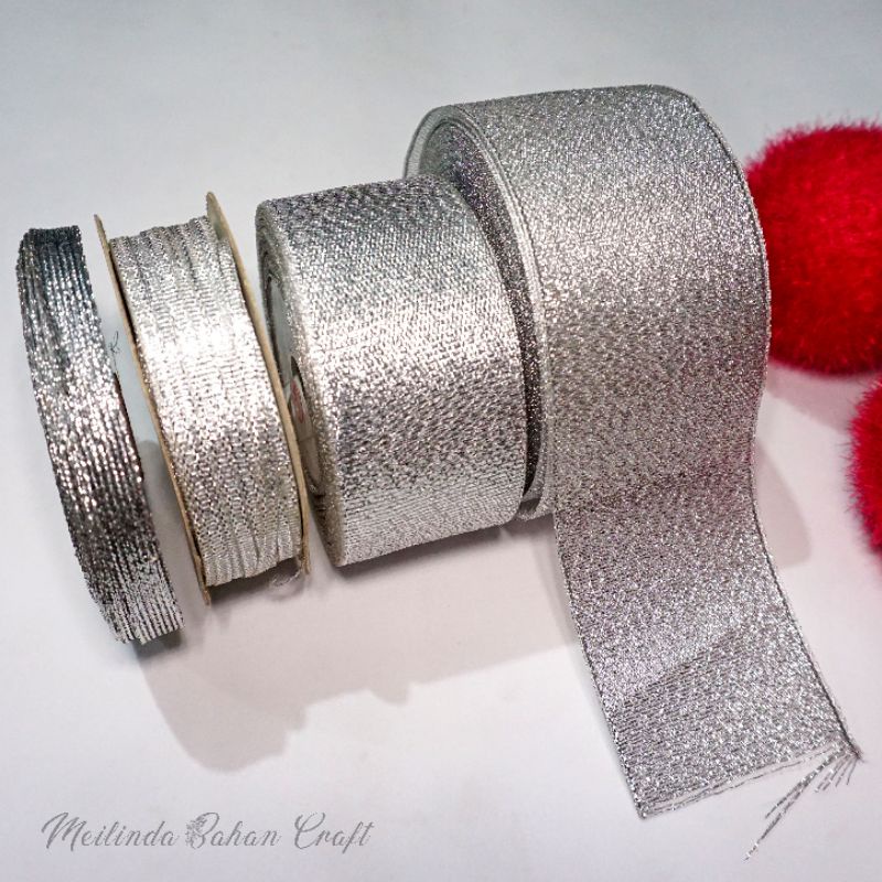 

Kode P12 PITA METALIK GLITTER PERAK / PITA SILVER / PITA KILAP HARGA PER ROLL SEKITAR 18 METER / 20 YARD