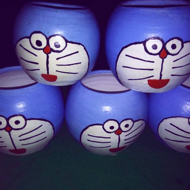 Vas karakter doraemon tanah liat