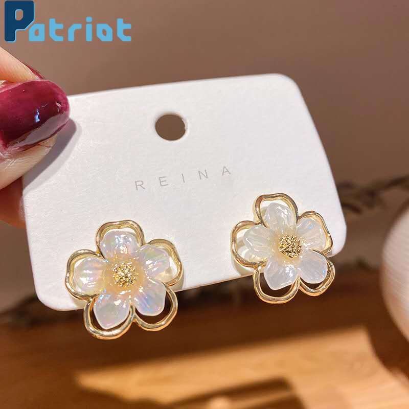 1 Pasang Anting Stud Bentuk Bunga Aksen Mutiara Bahan Resin Warna-Warni Untuk Wanita