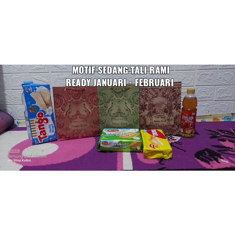 

Paperbag Motif - Size Sedang Tali Rami (17x5x21) Minimal Pembelian 20 pcs